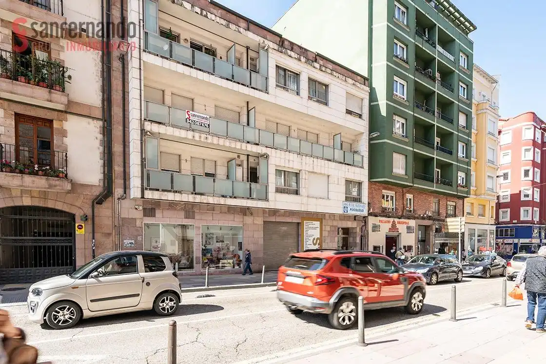 Außenansicht von Wohnung zum Verkauf in Torrelavega  mit Terrasse und Balkon
