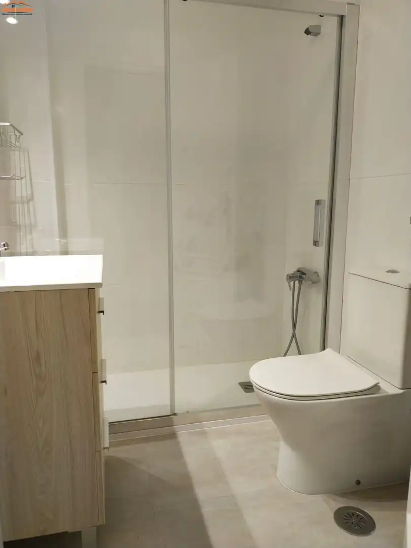 Baño de Piso de alquiler en Vigo  con Calefacción y Amueblado