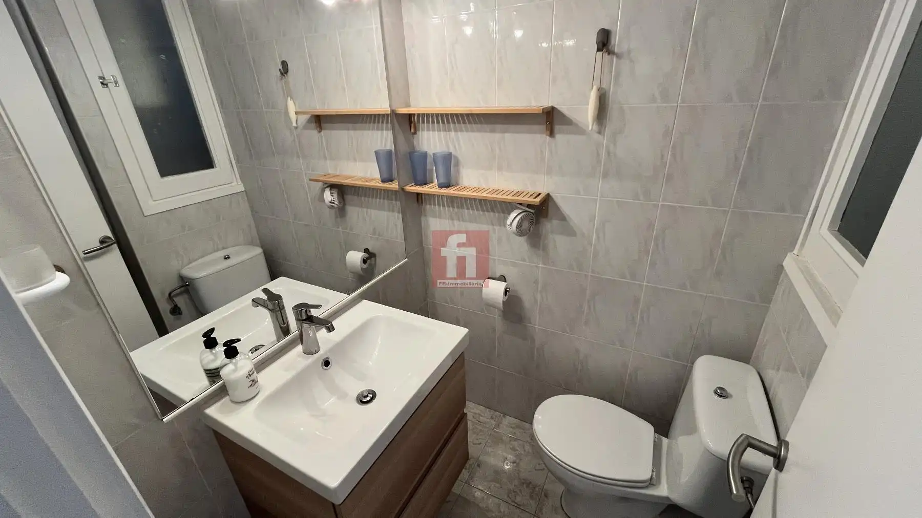 Baño de Piso de alquiler en El Vendrell con Terraza y Amueblado