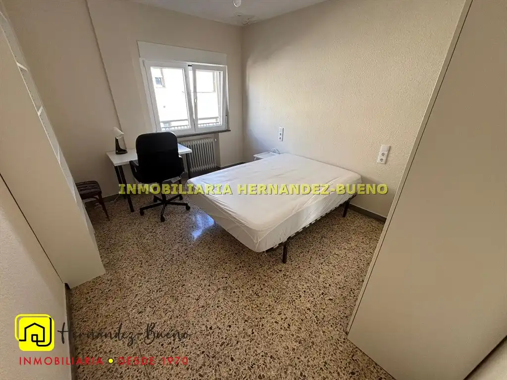 Schlafzimmer von Wohnung zur Miete in Salamanca mit Heizung, Möbliert und Balkon
