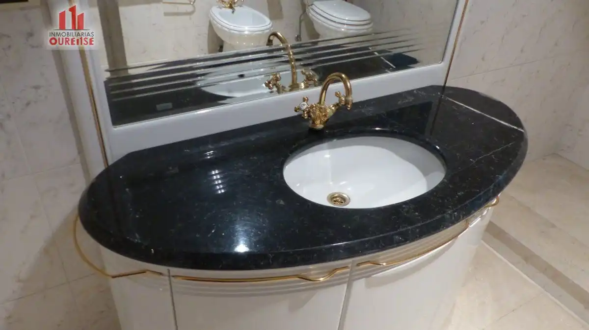 Bathroom of Houses for sale in Ourense Capital   with Heating, Terrace and Storage room