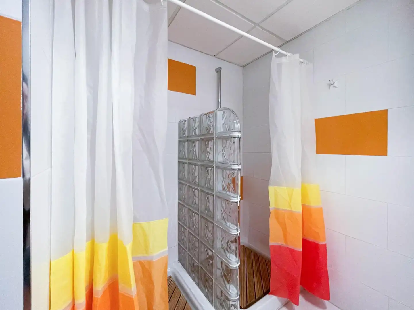 Baño de Local de alquiler en Oliva con Aire acondicionado y Amueblado