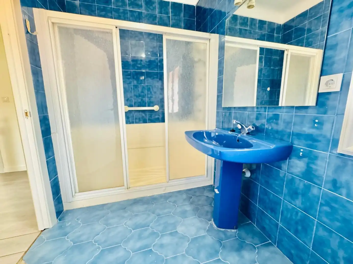 Bathroom of Houses for sale in Algeciras  with Private garden and Swimming Pool