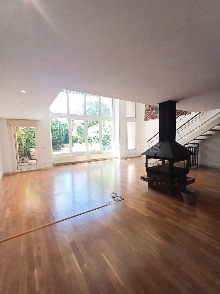 Sala d'estar de Casa o xalet de lloguer en  Madrid Capital amb Aire condicionat, Calefacció i Jardí privat