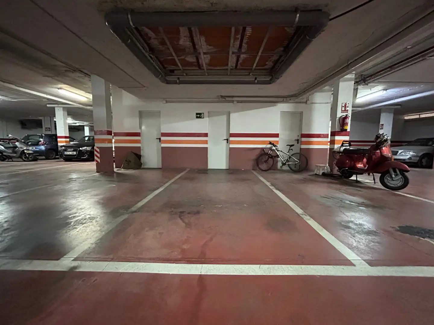 Parking de Dúplex de alquiler en Sevilla con Aire acondicionado, Calefacción y Parquet