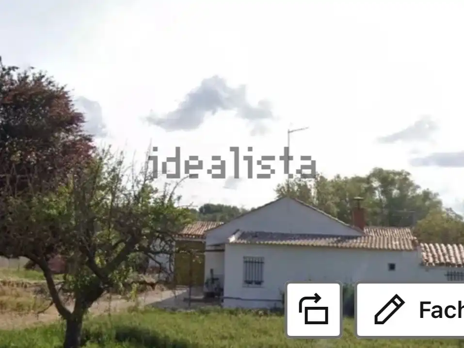 Casa amb jardí en venda a Carretera villamuriel 2
