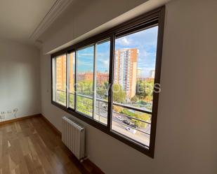 Dormitori de Apartament de lloguer en  Madrid Capital amb Aire condicionat i Piscina