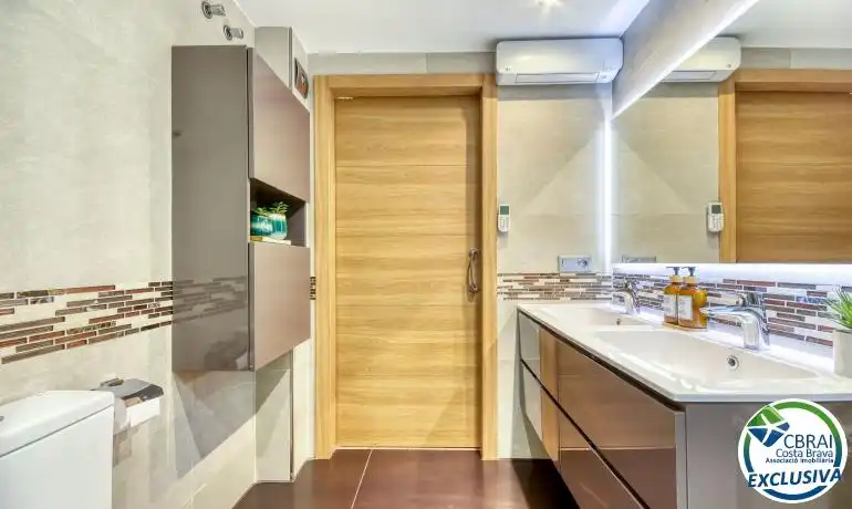 Baño de Apartamento en venta en Figueres con Amueblado