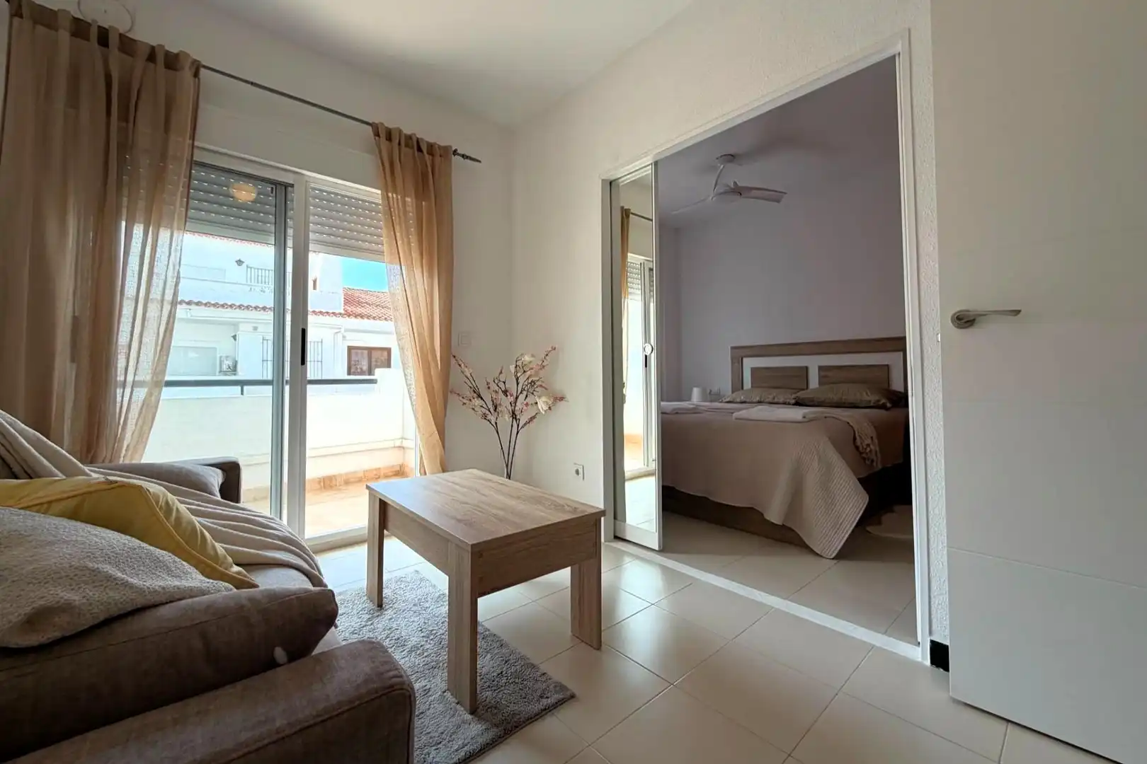 Wohnzimmer von Einfamilien-Reihenhaus zum Verkauf in Torrevieja mit Klimaanlage, Heizung und Terrasse