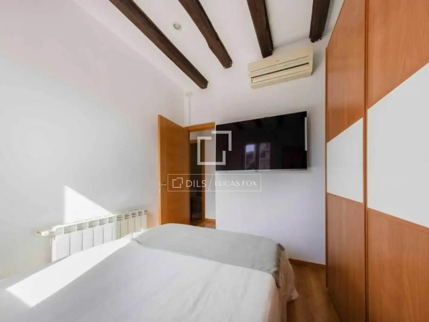 Schlafzimmer von Dachboden zur Miete in Madrid mit Klimaanlage, Heizung und Möbliert