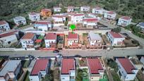 Vista exterior de Casa adosada en venda en El Castillo de las Guardas amb Calefacció i Jardí privat