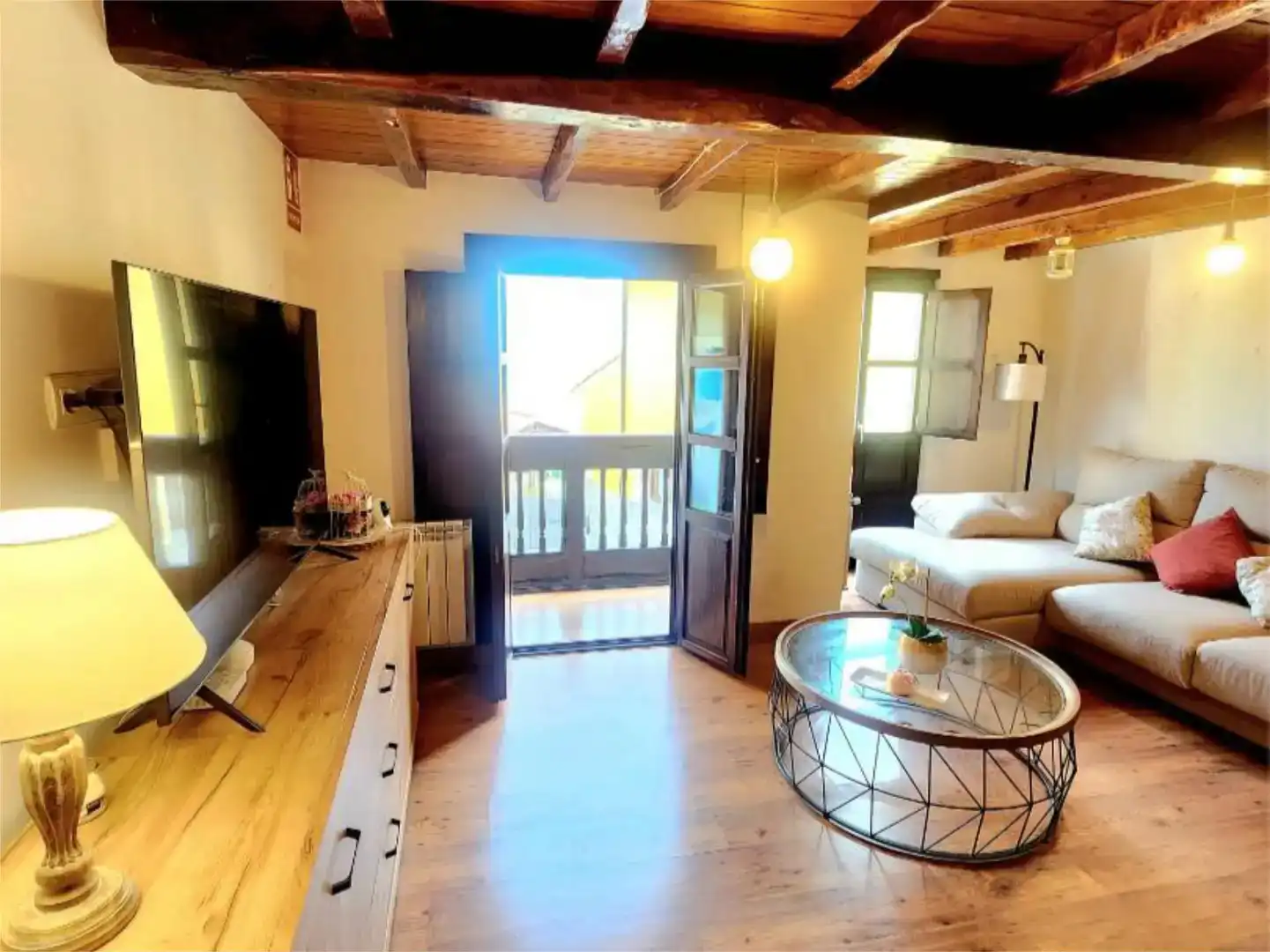 Sala d'estar de Pis de lloguer en Llanes amb Parquet, Moblat i Balcó