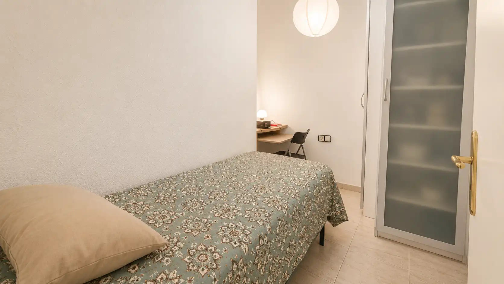 Bedroom of Flat for sale in Barcelona
