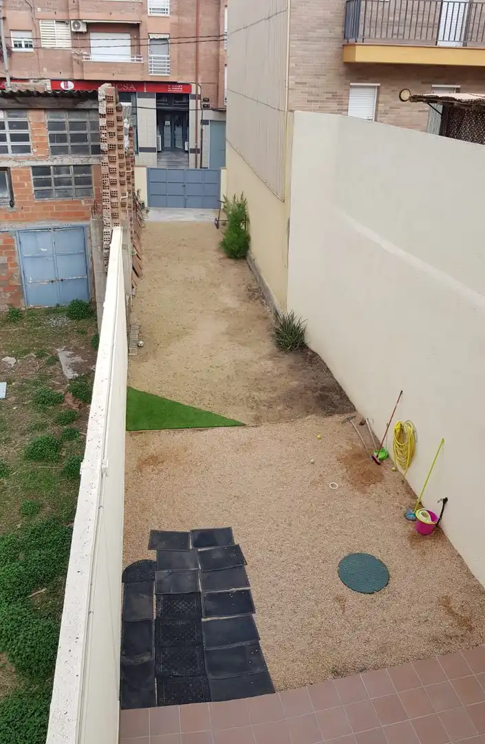 Garten von Einfamilien-Reihenhaus zum Verkauf in Cardedeu mit Privatgarten und Terrasse