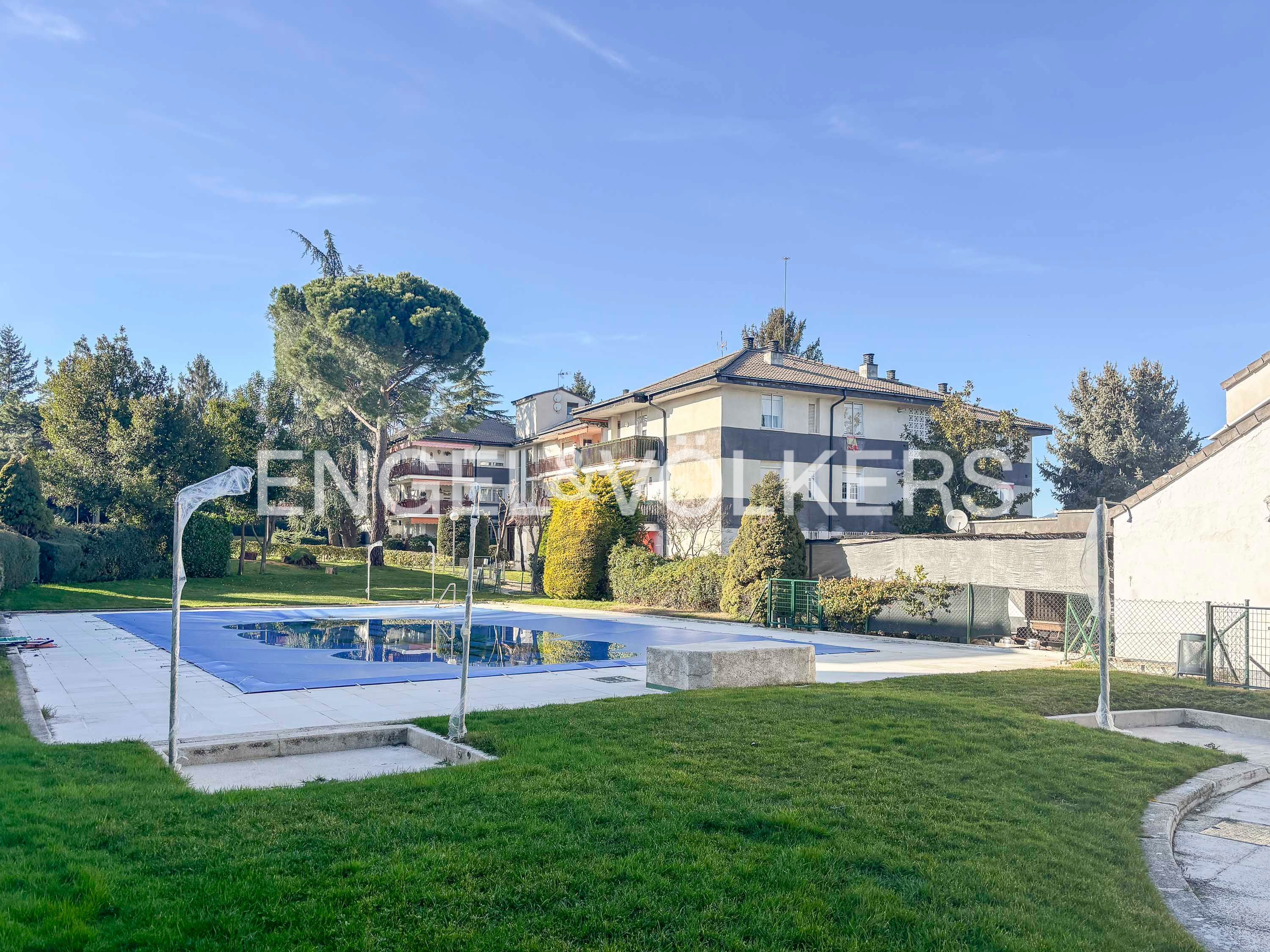 Piscina de Piso en venta en Galapagar con Calefacción, Jardín privado y Terraza