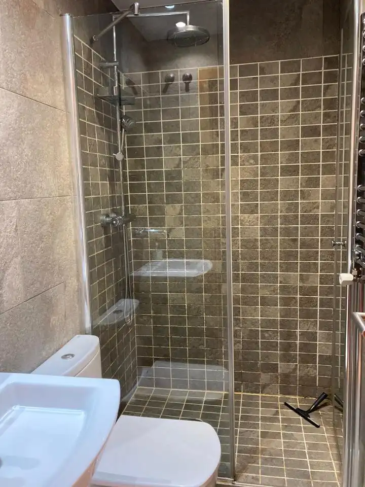 Bathroom of Flat for rent in Madrid  with Air Conditioner, Heating and Parquet flooring