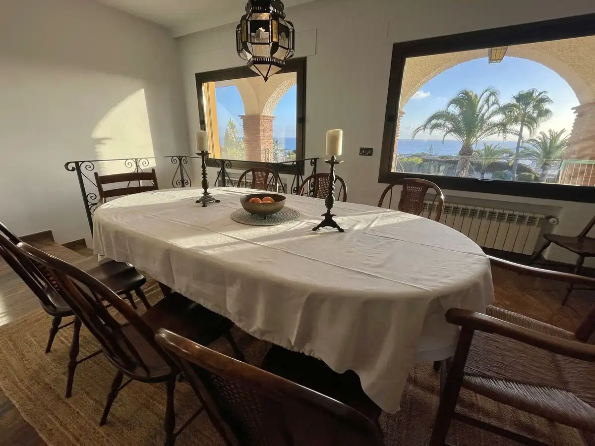 Menjador de Casa o xalet de lloguer en Marbella amb Aire condicionat, Jardí privat i Terrassa