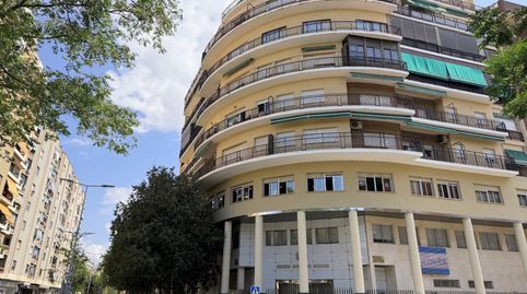295 m² en Avenida de Colón con 7 dormitorios, terraza perimetral, patio y doble acceso independiente