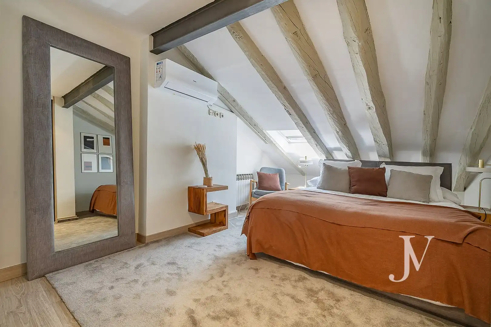 Schlafzimmer von Dachboden zur Miete in Madrid mit Klimaanlage, Heizung und Möbliert