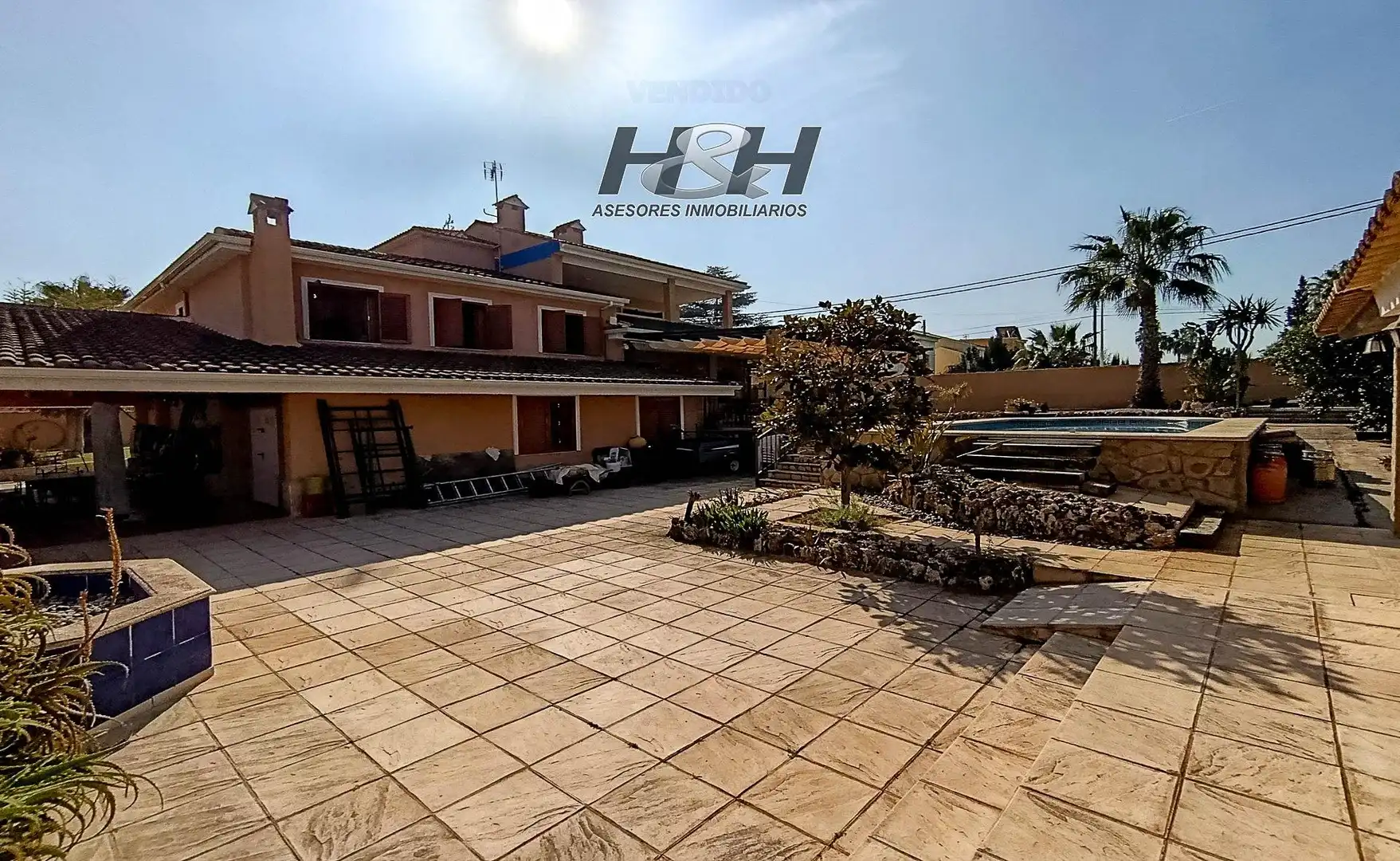 Vista exterior de Casa o xalet en venda en Riba-roja de Túria amb Aire condicionat, Calefacció i Jardí privat