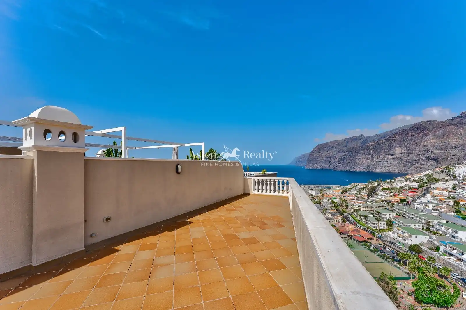 Vista exterior de Àtic en venda en Santiago del Teide amb Aire condicionat, Terrassa i Piscina