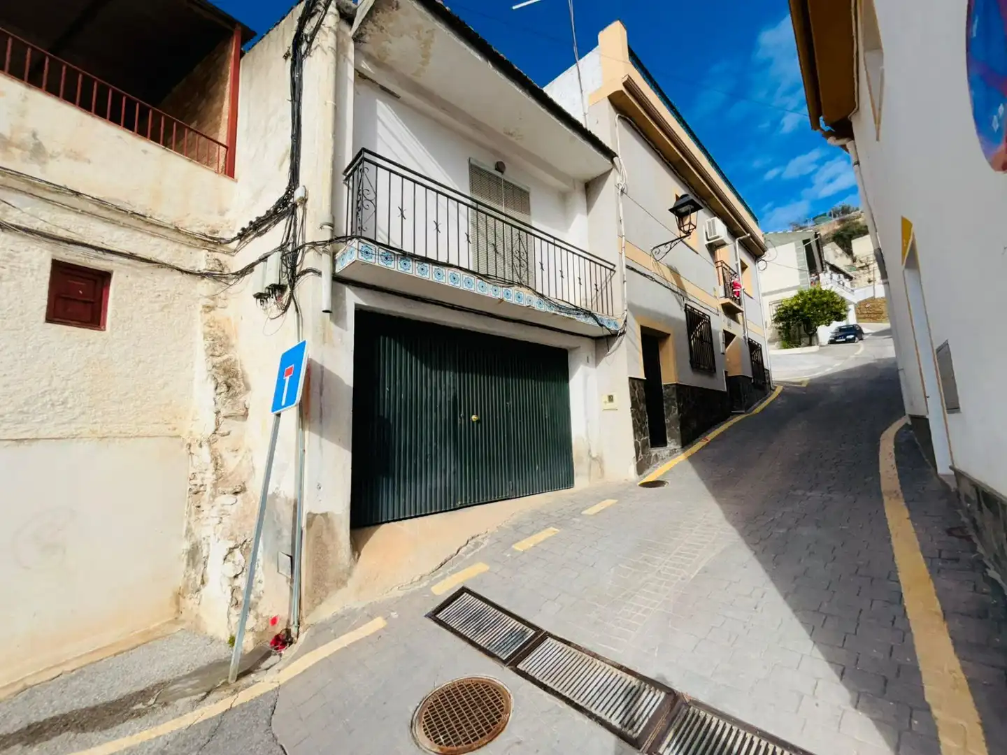 Außenansicht von Einfamilien-Reihenhaus zum Verkauf in Calicasas