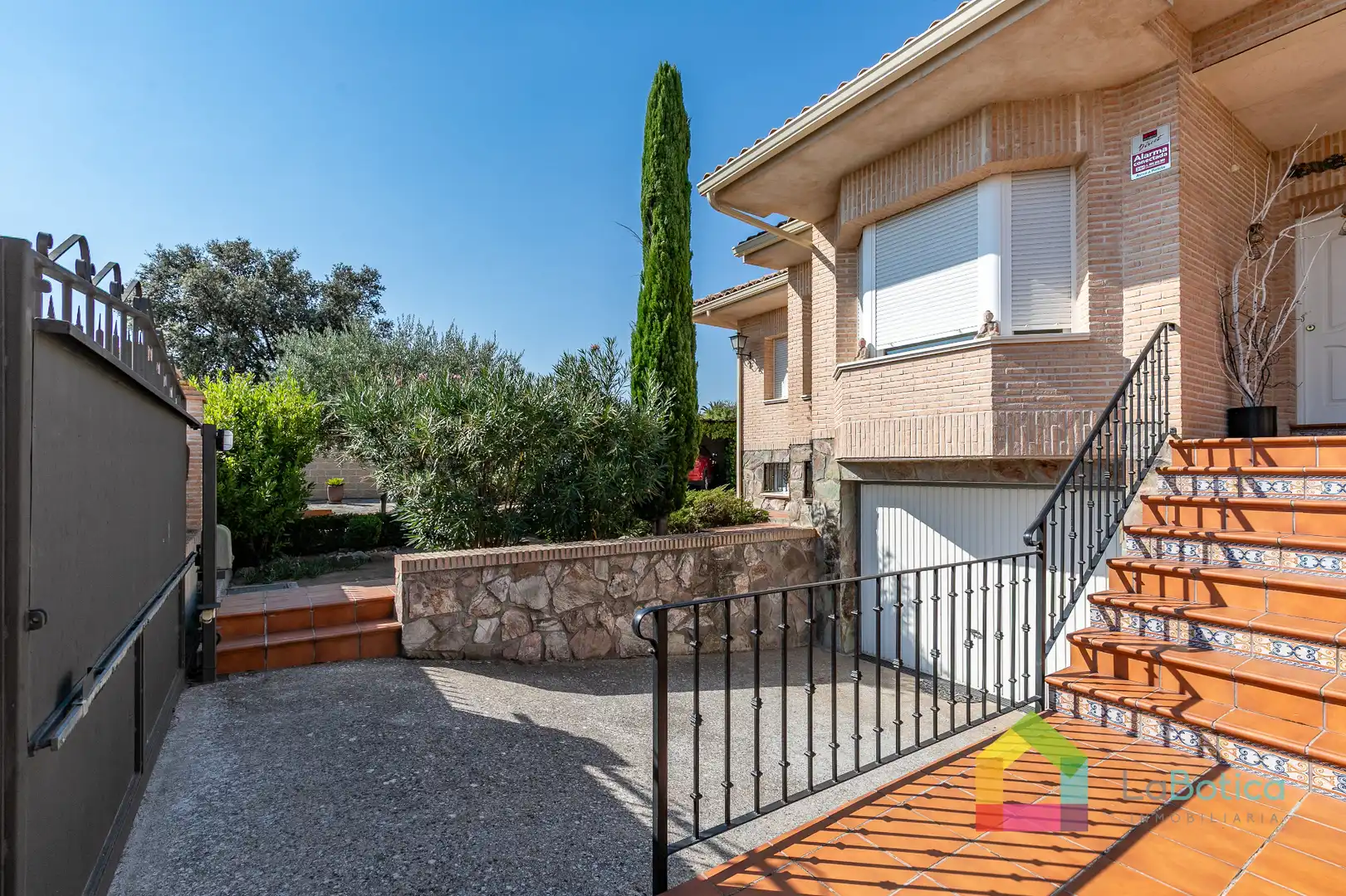 Vista exterior de Casa o xalet en venda en Nambroca amb Aire condicionat, Calefacció i Jardí privat