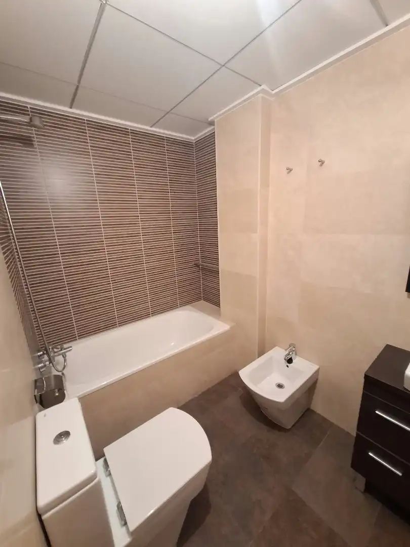 Bathroom of Flat for sale in Valencia  with Air Conditioner and Oven