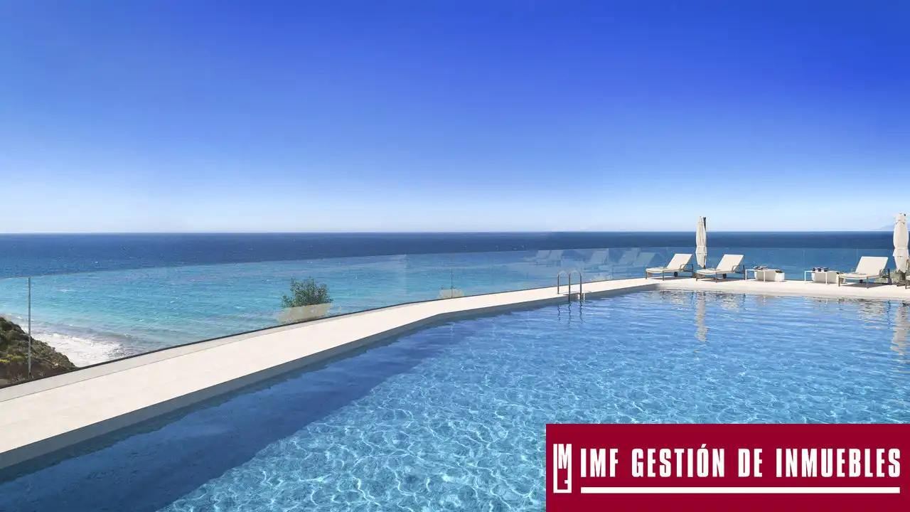 Piscina de Casa adosada en venda en Vélez-Málaga amb Aire condicionat, Jardí privat i Terrassa