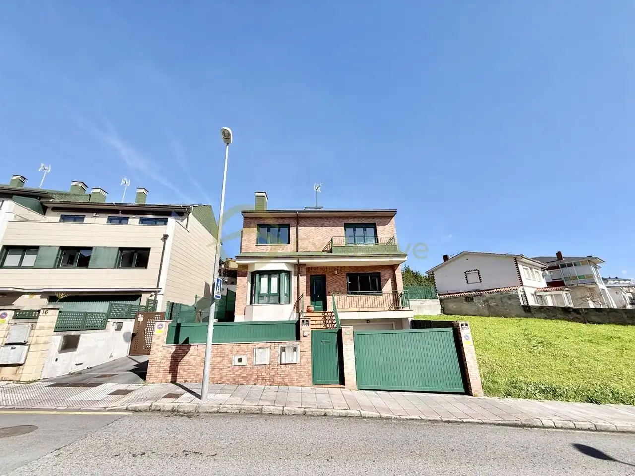 Vista exterior de Casa o chalet en venta en Avilés con Calefacción, Jardín privado y Parquet