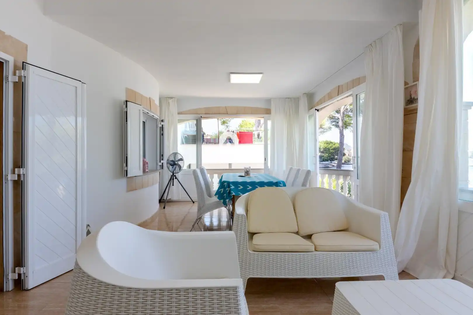Sala d'estar de Casa adosada en venda en Alcúdia amb Aire condicionat, Jardí privat i Parquet