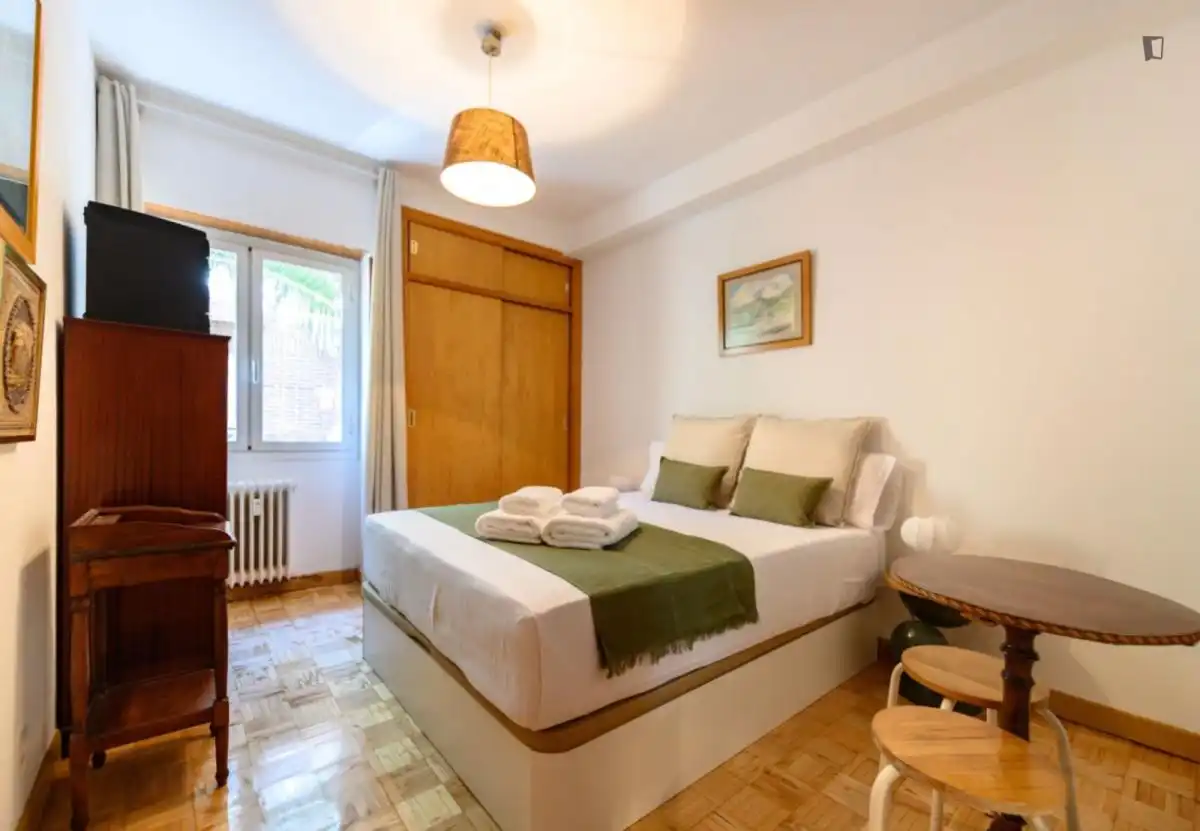 Dormitori de Apartament de lloguer en Madrid amb Aire condicionat, Moblat i Forn