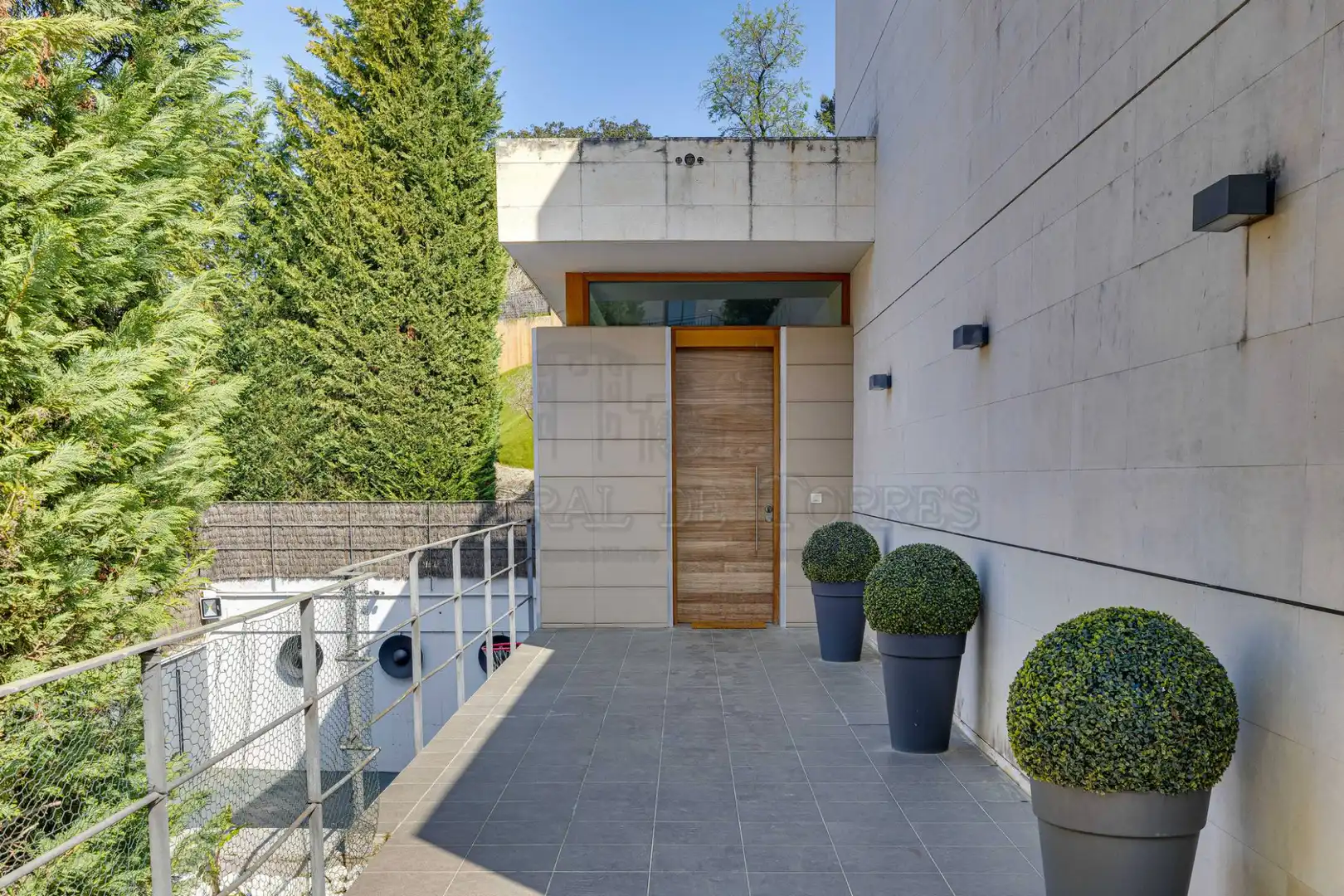 Vista exterior de Casa o xalet en venda en Sant Cugat del Vallès amb Aire condicionat, Calefacció i Jardí privat