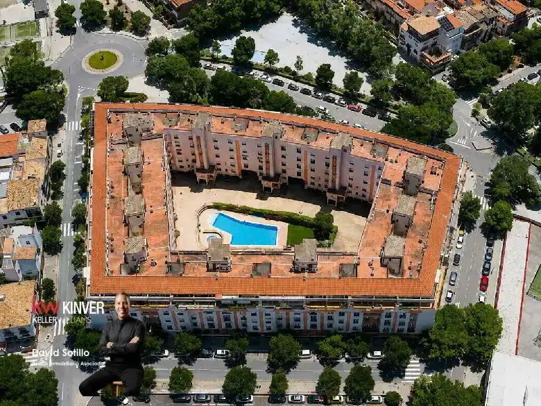 Vista exterior de Pis en venda en  Granada Capital amb Aire condicionat i Piscina