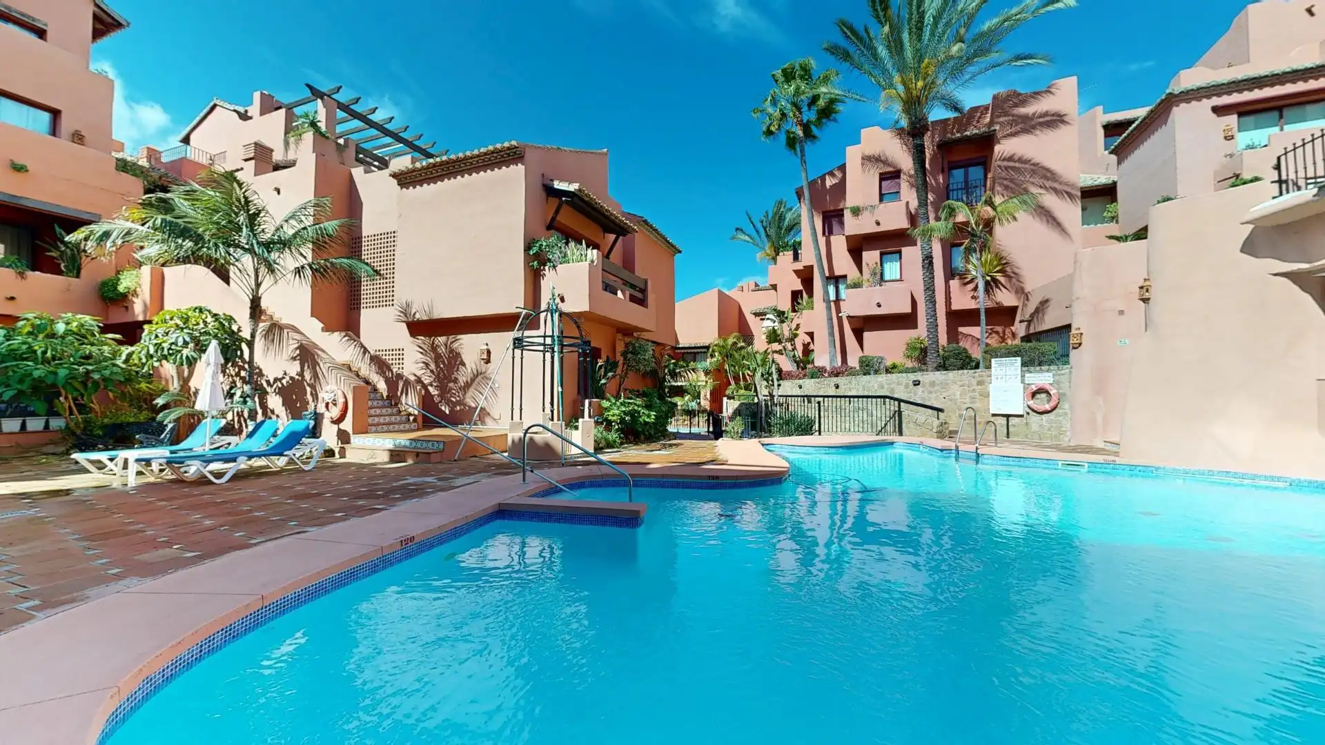 Schwimmbecken von Wohnung zum Verkauf in Marbella mit Heizung, Privatgarten und Terrasse