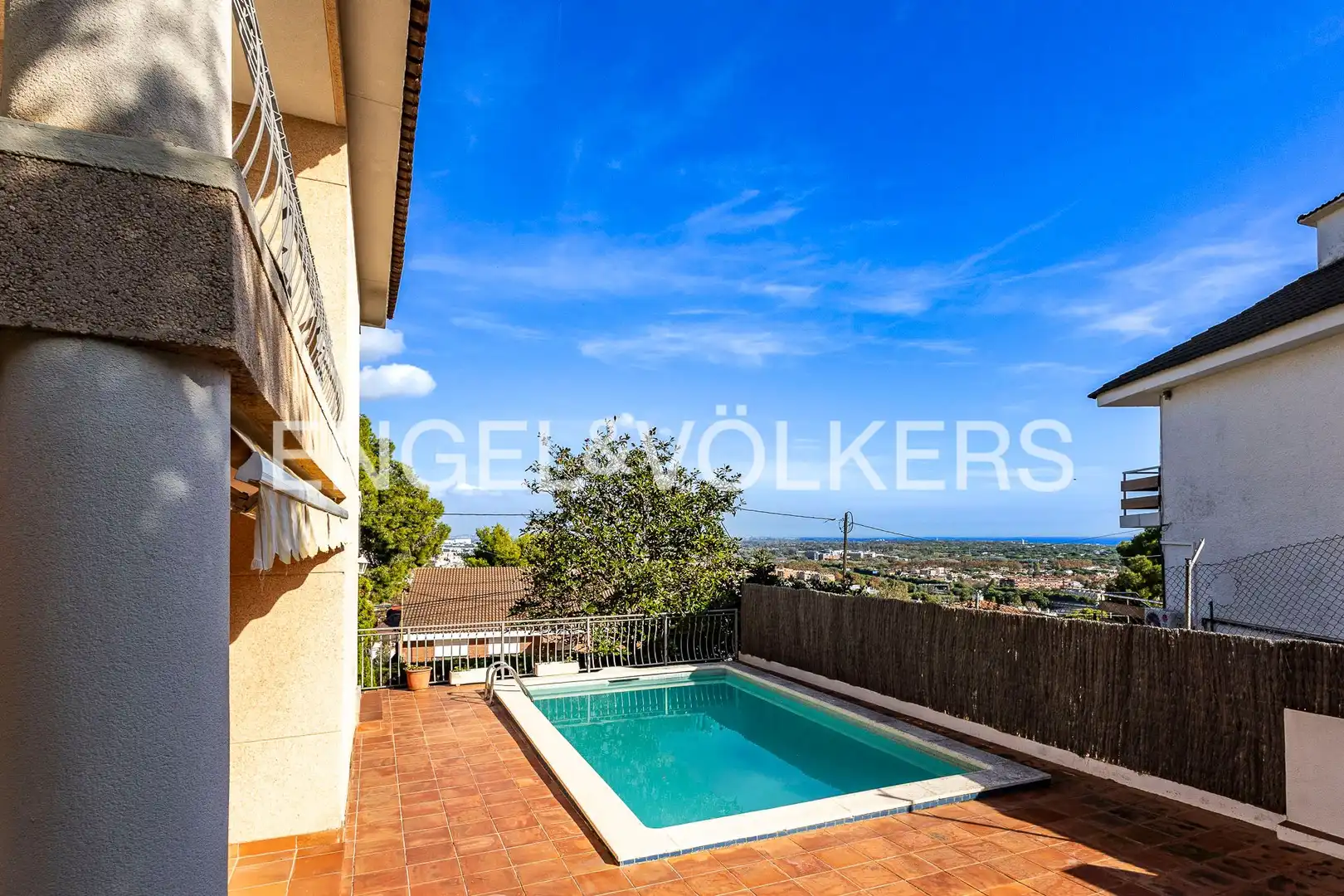 Vista exterior de Casa o xalet en venda en Castelldefels amb Aire condicionat, Calefacció i Jardí privat
