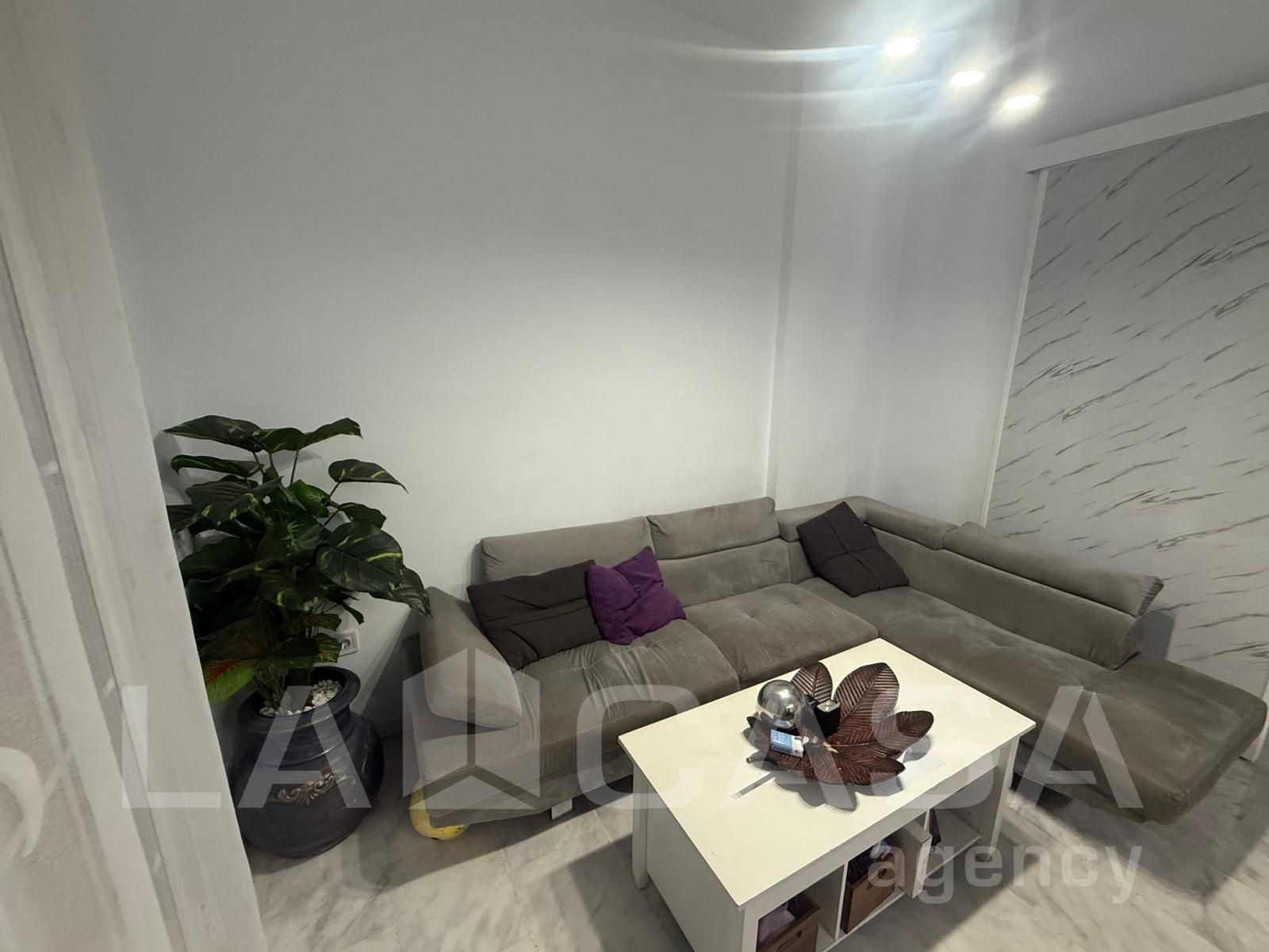 Sala d'estar de Casa adosada en venda en Montequinto amb Aire condicionat, Terrassa i Traster