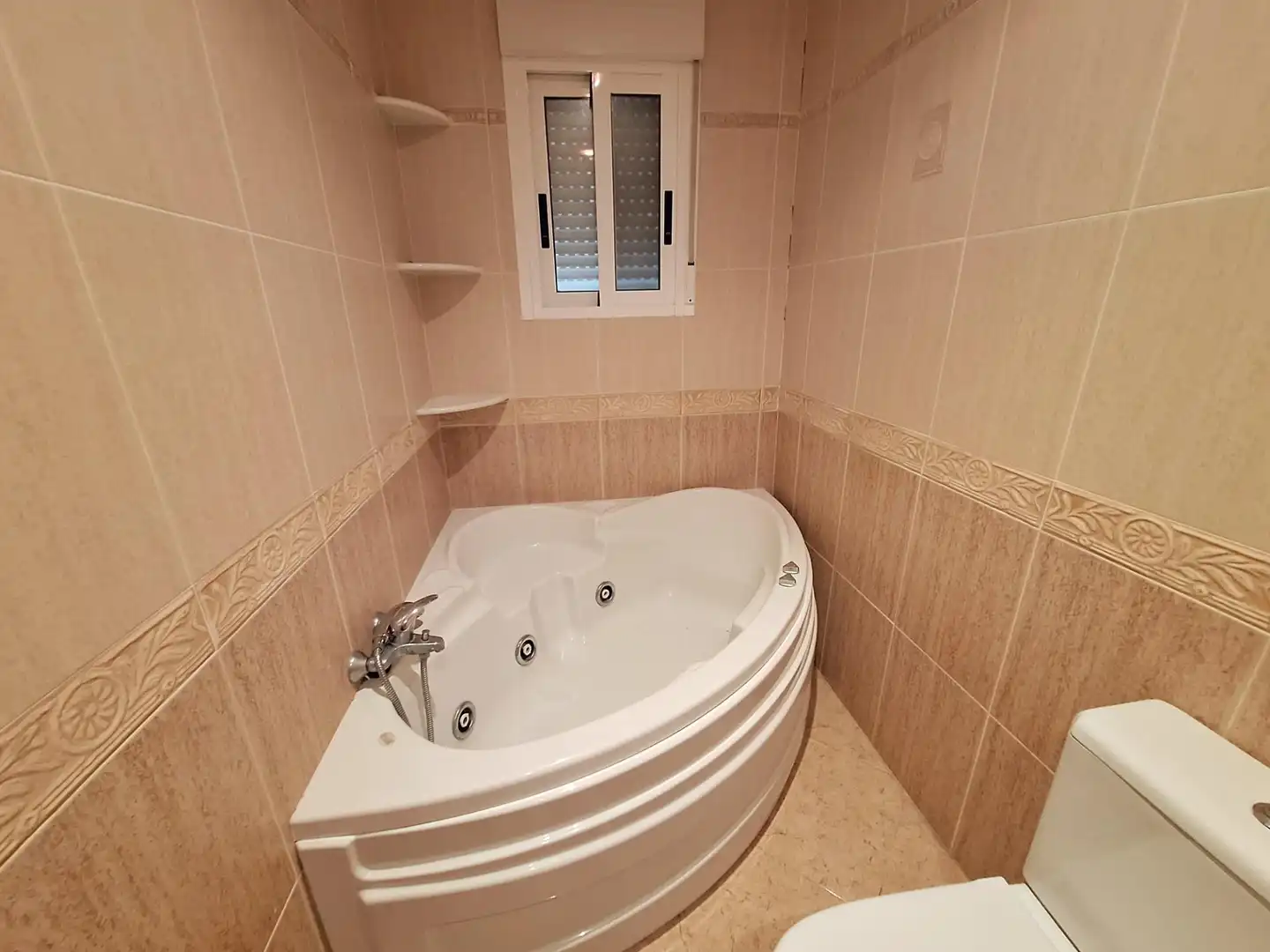 Baño de Casa o chalet en venta en Algueña con Calefacción, Balcón y Jacuzzi