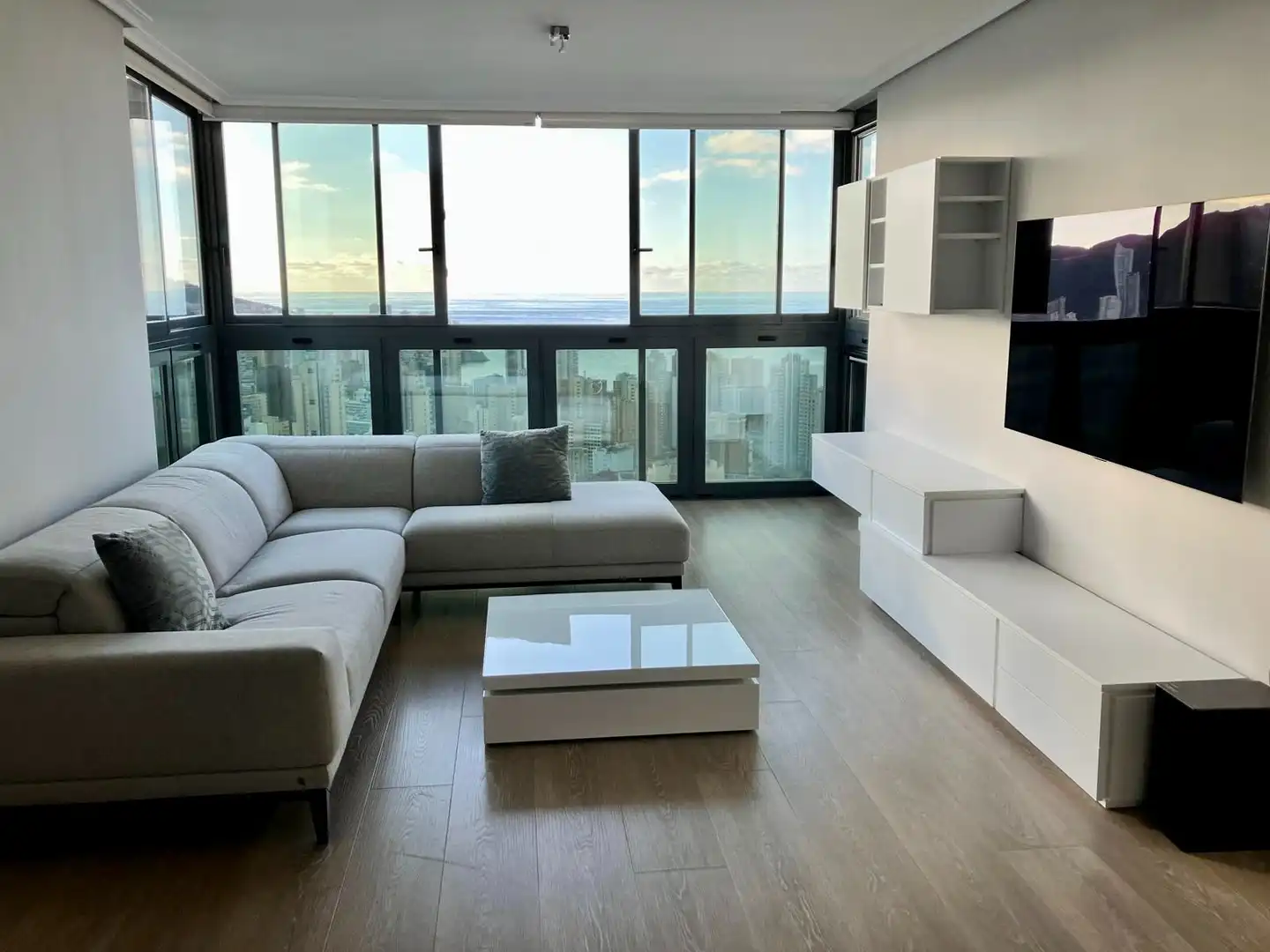 Sala de estar de Ático de alquiler en Benidorm con Piscina comunitaria