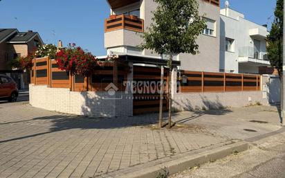 Vista exterior de Casa o xalet en venda en Torrejón de Ardoz amb Aire condicionat, Calefacció i Terrassa