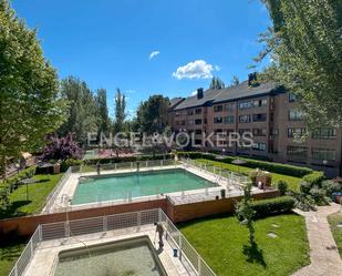 Piscina de Apartament en venda en Las Rozas de Madrid amb Aire condicionat, Calefacció i Jardí privat