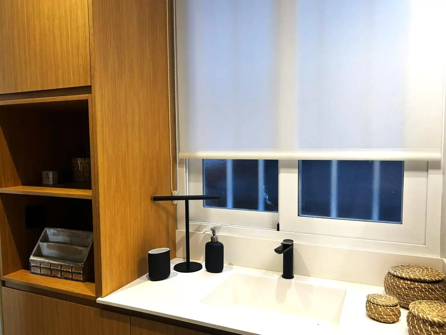 Bany de Apartament de lloguer en Madrid amb Aire condicionat, Calefacció i Moblat