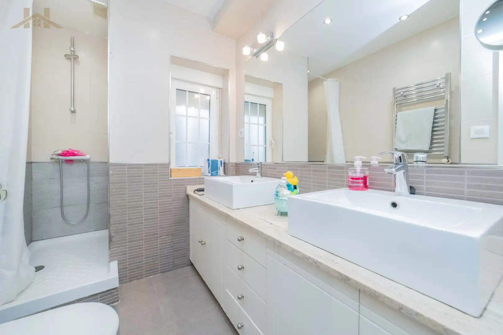 Bathroom of Flat for sale in Madrid  with Air Conditioner and Heating