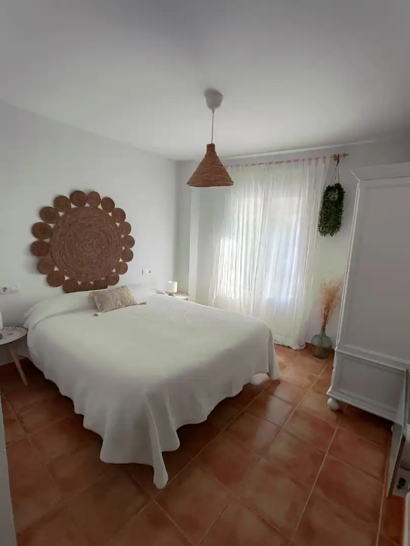 Dormitori de Apartament en venda en El Bosque amb Aire condicionat, Jardí privat i Moblat