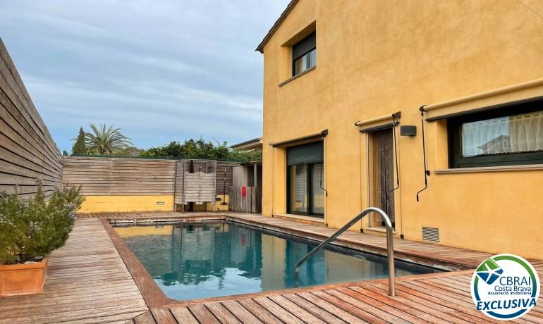Piscina de Casa adosada en venda en La Bisbal d'Empordà amb Aire condicionat, Calefacció i Jardí privat