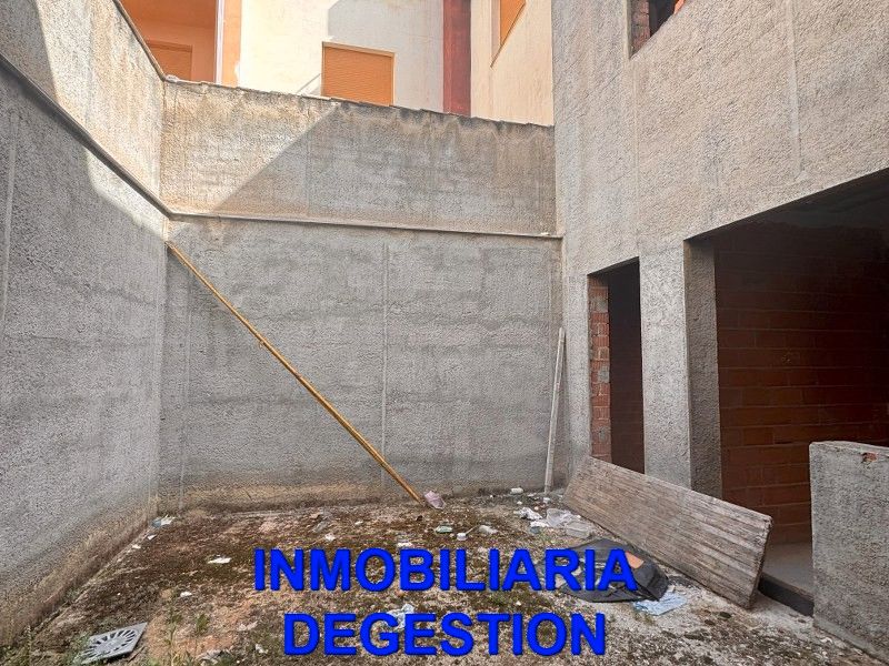 Vista exterior de Casa adosada en venda en Linares amb Terrassa i Balcó