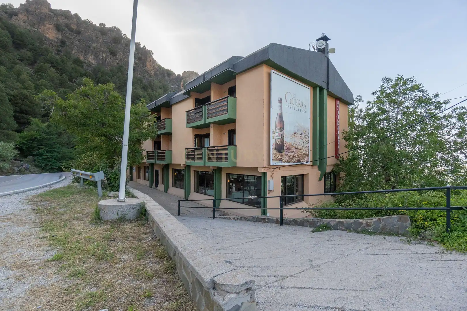 Außenansicht von Gebäude zum Verkauf in Sierra Nevada mit Gemeinschaftspool