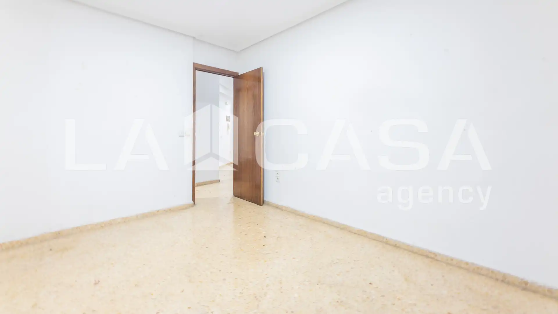 Flat for sale in  Valencia Capital  with Balcony