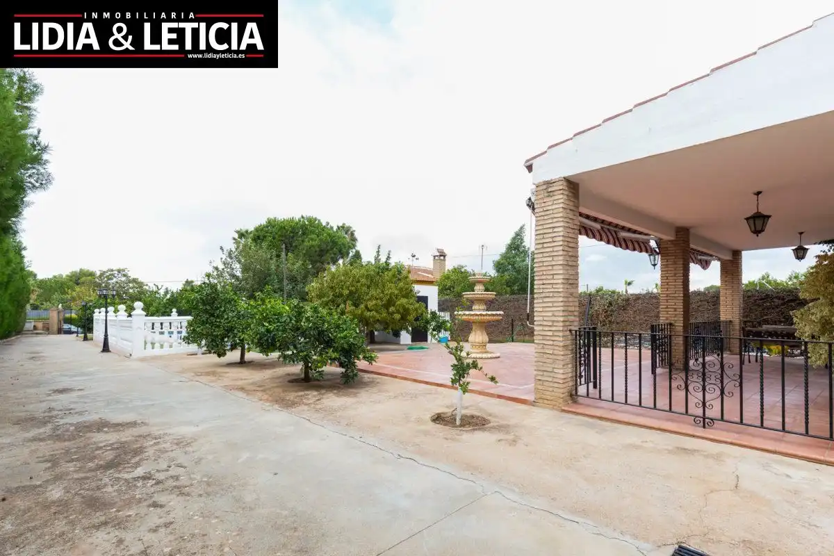 Vista exterior de Casa o chalet en venta en Alcalá de Guadaira con Aire acondicionado, Calefacción y Jardín privado