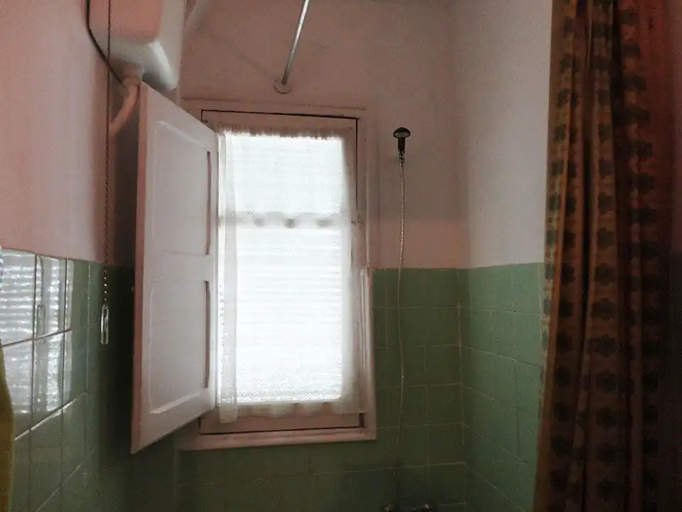 Badezimmer von Einfamilien-Reihenhaus zum Verkauf in Salas de los Infantes mit Heizung und Privatgarten